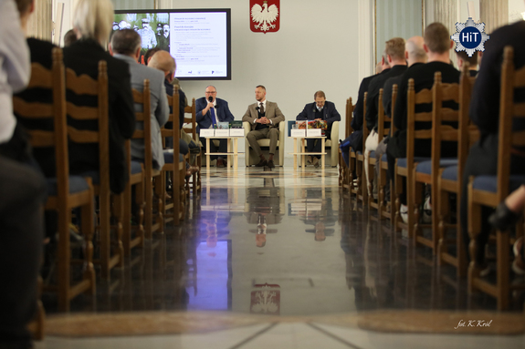 na zdjęciu prelegenci siedzący na krzesłach