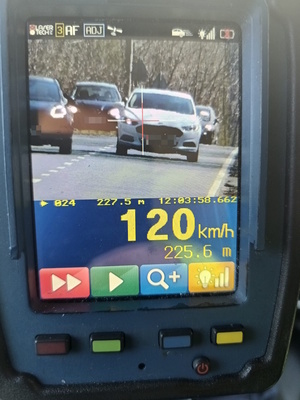 na zdjęciu radar z wykonanym pomiarem wskazującym pojazd i prędkość 120 km/h