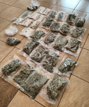 na zdjęciu ułożone w woreczkach narkotyki