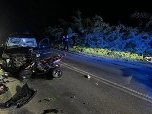 na zdjęciu rozbity samochód osobowy i rozbity quad