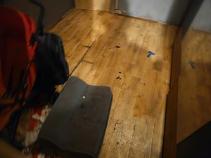 na zdjęciu wnętrze przedpokoju w mieszaniu, na podłodze odchody