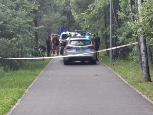 na miejscu radiowóz policji oraz funkcjonariusze innych służb podczas akcji ratunkowej