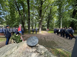 na zdjęciu uczestnicy uroczystości przy obelisku