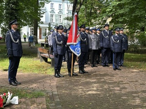na zdjęciu pododdział policjantów oraz dowódca pododziału