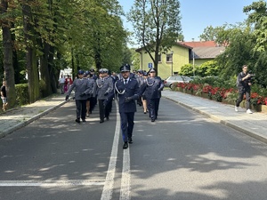 na zdjęciu umundurowany pododdział policjantów, który prowadzi dowódca pododdziału