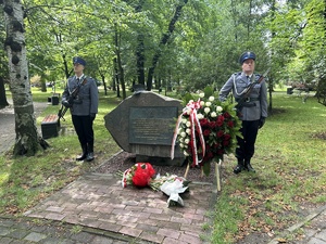 na zdjęciu umundurowani policjanci pełniący wartę honorową przy obelisku
