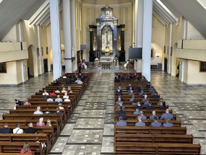 na zdjęciu uczestnicy uroczystości w kościele