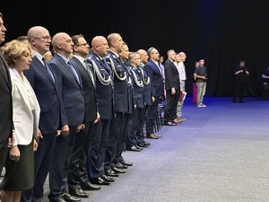 na zdjęciu uczestnicy uroczystości podczas hymnu