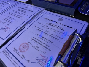 na zdjęciu akt mianowania na stopień policyjny