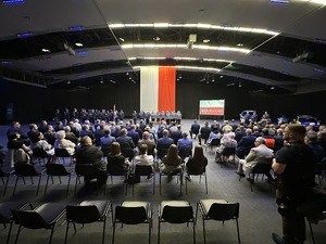 na zdjęciu uczestnicy uroczystości na hali