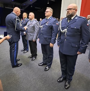 na zdjęciu komendant wojewódzki składa gratulacje policjantowi