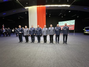 na zdjęciu umundurowani policjanci stoją w szeregu