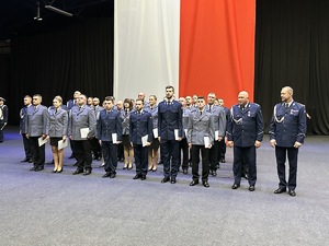 na zdjęciu policjanci w pododdziale z aktami mianowania oraz komendanci policji