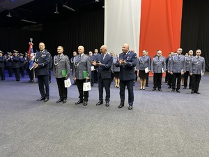 na zdjęciu wyróżnieni policjanci a obok nich prezydent miasta i komendanci bijący brawo