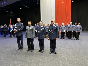 na zdjęciu odznaczony policjant z przedstawicielami związków zawodowych i komendantami policji