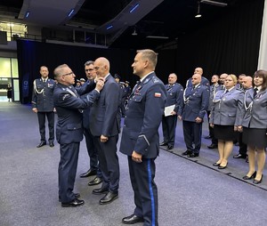 na zdjęciu przedstawiciel związków zawodowych wręcza odznaczenie prezydentowi miasta