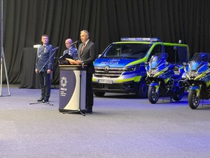 na zdjęciu mężczyzna przemawia przy mównicy