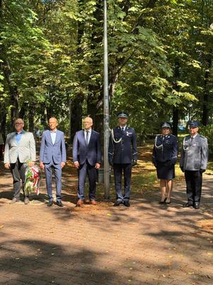 Zdjęcie przedstawia przedstawicieli miasta Jaworzna wraz z Komendantem Miejskim Policji w Jaworznie insp. dr Piotrem Uwijałą oraz Naczelnika Wydziału Kryminalnego nadkom. Seweryna Ziębę wraz z jego zastępczynią kom. Agnieszką Olesik