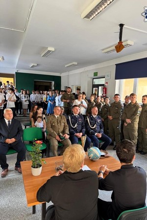 Zdjęcie przedstawia młodzież z Zespołu Szkół Ponadpodstawowych nr 2 w Jaworznie oraz przedstawicieli służb mundurowych
