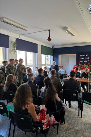 Zdjęcie przedstawia młodzież z Zespołu Szkół Ponadpodstawowych nr 2 w Jaworznie oraz przedstawicieli służb mundurowych, jak i szkoły