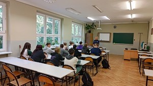 na zdjęciu umundurowana policjantka przeprowadza lekcję dla uczniów