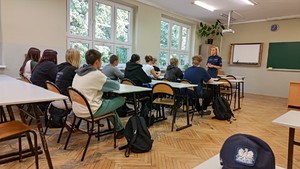na zdjęciu umundurowana policjantka przeprowadza lekcję dla uczniów