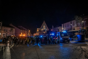 zdjęcie grupowe przy wozach służb ratunkowych