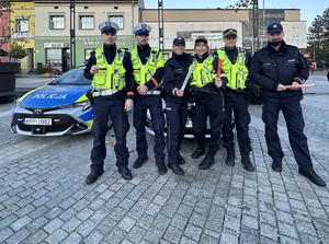na zdjęciu policjanci ze strażnikami miejskimi