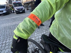 na zdjęciu ręka rowerzysty na której jest opaska odblaskowa