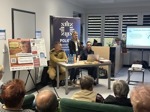 na zdjęciu jedna z prelegentek spotkania prowadzi prelekcję