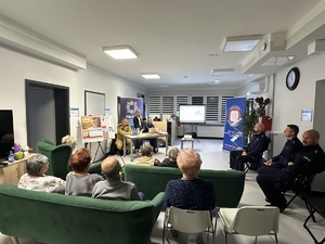 na zdjęciu przedstawiciela sanepidu prowadzi prelekcję dla seniorów