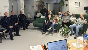 na zdjęciu grupa seniorów oraz trzech umundurowanych policjantów