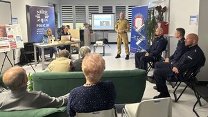 na zdjęciu strażak prowadzący prelekcję