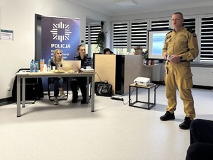 na zdjęciu strażak prowadzący prelekcję