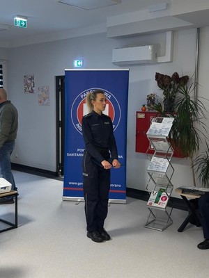 na zdjęciu umundurowana policjantka