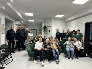 zdjęcie grupowe seniorów z polcjantami