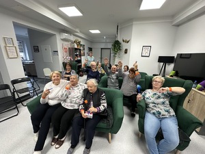 na zdjęciu seniorzy z odblaskami