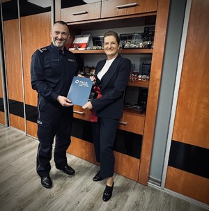 na zdjęciu komendant miejski Policji w jaworznie wręcza podziękowania kobiecie