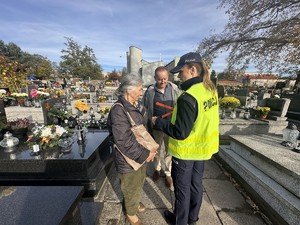 na zdjęciu policjantka przekazuje starszym osobom odblaski