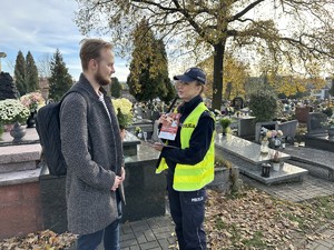 na zdjęciu policjantka przekazuje materiały profilaktyczne mężczyźnie