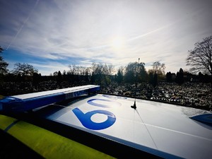 zdjęcie radiowozu policji na tle cmentarza
