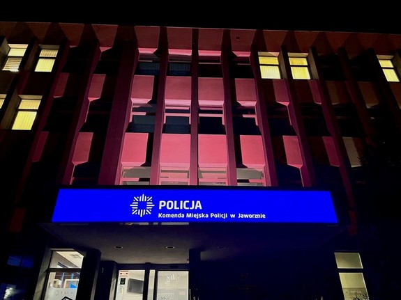 na zdjęciu podświetlony budynek komendy policji