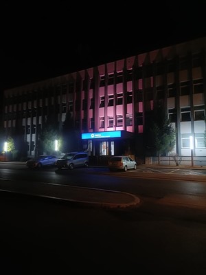 na zdjęciu podświetlony budynek komendy policji