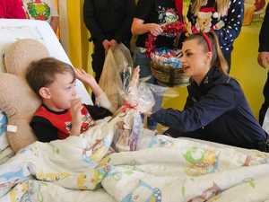 na zdjęciu policjantka przybija dziecku piątkę