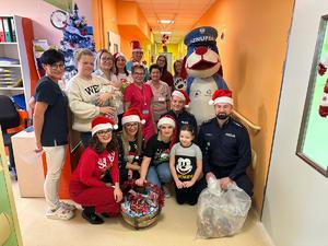 zdjęcie grupowe sznupka, personelu i policjantów