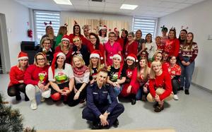 zdjęcie grupowe personelu, policjantów i sznupka