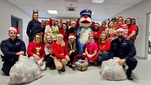 zdjęcie grupowe policjantów i personelu szpitala a