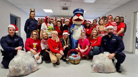 zdjęcie grupowe policjantów i personelu szpitala a