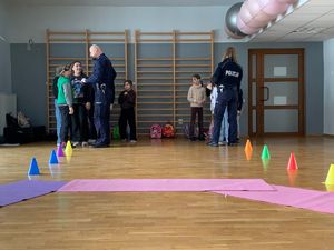 umundurowani funkcjonariusze z dziećmi