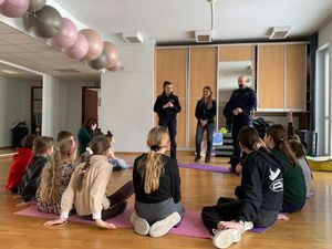 Funkcjonariusze Policji wraz z przedstawicielem Sanepidu prowadzą zajęcia z dziećmi